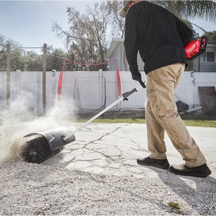 Milwaukee QUIK-LOK™ Kehrbürsten-Aufsatz M18FOPH-BBA – Ansicht 3